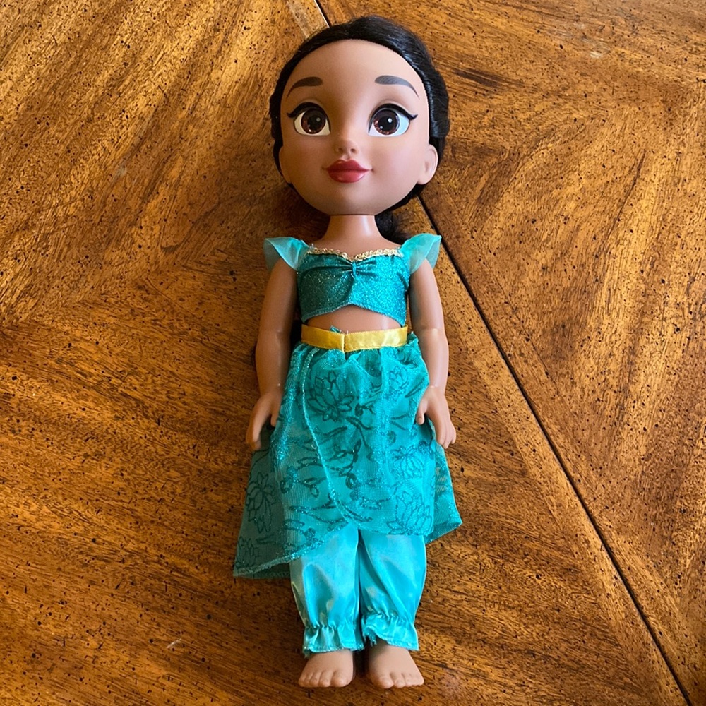 Disney Princess Jasmine doll in hood condition clean and pretty spot 15 inches